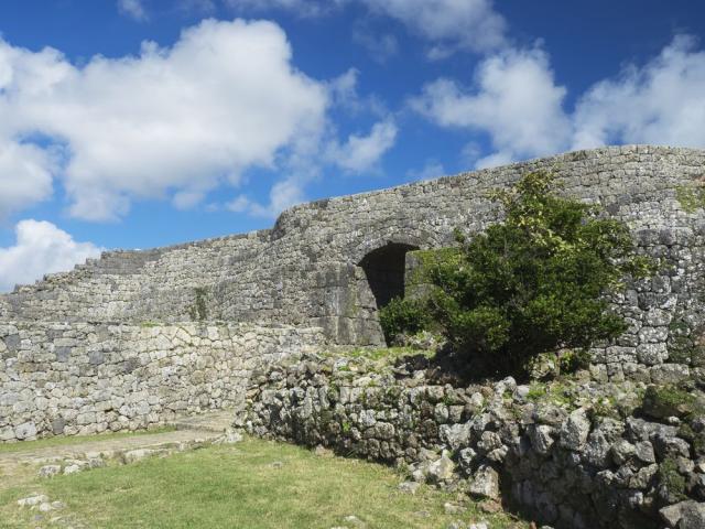 <small>Nakagusuku Castle Ruins</small>